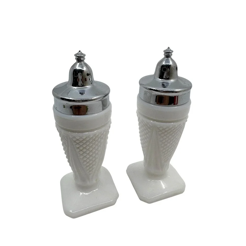 L E Smith Milk Glass EARLY AMERICAN Dart Diamond Salt Pepper Shakers